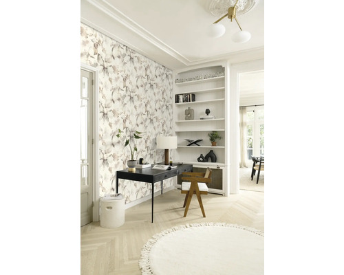 Ljust rum med blommig tapet, skrivbord, stol och bokhylla för en ljus och organiserad atmosfär.