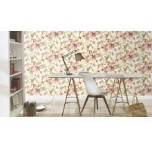 Kontor med blommig tapet, skrivbord och bokhylla