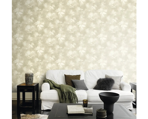 Vardagsrum med blommig tapet, soffa och bord