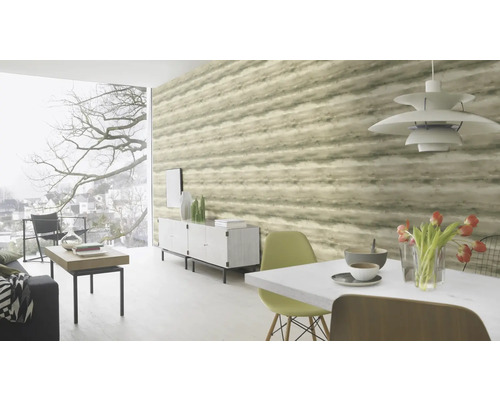 Modernt vardagsrum med mönstrad tapet, matbord, stolar och stort fönster