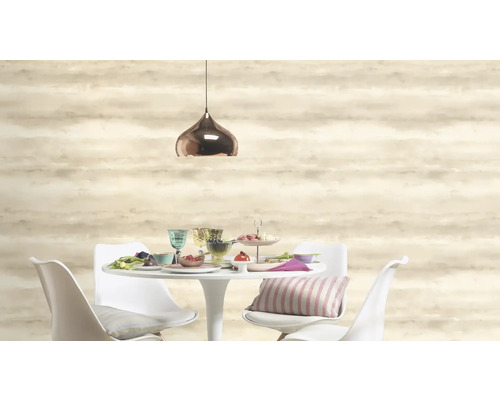 Ljust matrum med dekoration, taklampa och tapet