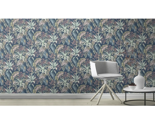 Vardagsrum med tropisk tapet, stol och sidobord