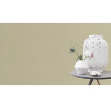 Dekorativ scen med lykta, vas och blomsterarrangemang på ett bord.