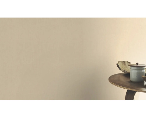 Väggdekoration med färg och dekorativa element på ett bord.