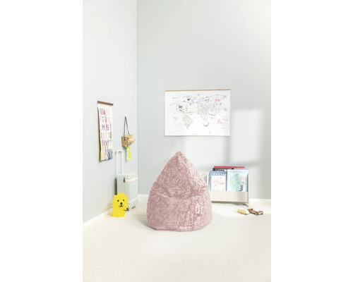 Barnrum med fåtölj, världskarta och leksaker