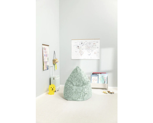 Barnrum med sittsäck, världskarta och leksaker