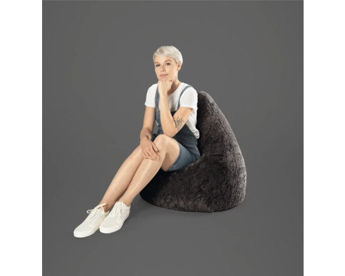 Kvinna sitter på en grå sittsäck.