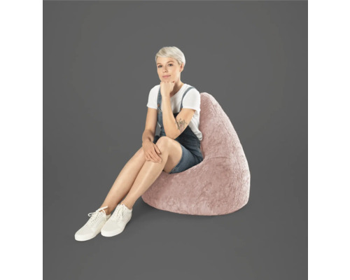 Kvinna sitter på en sittsäck