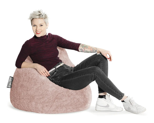 Kvinna sitter avslappnat på en sittsäck