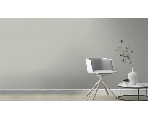 Ljust rum med stol, bord och dekoration för inredning