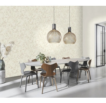 Matsal med blommig tapet, matbord och hänglampor
