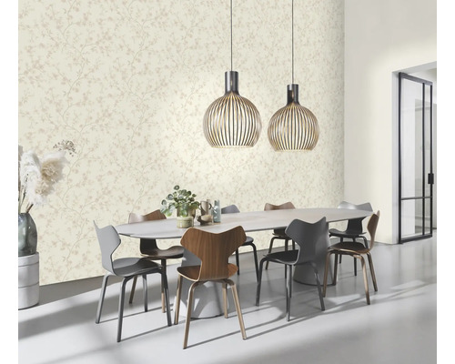 Matsal med blommig tapet, matbord och hänglampor