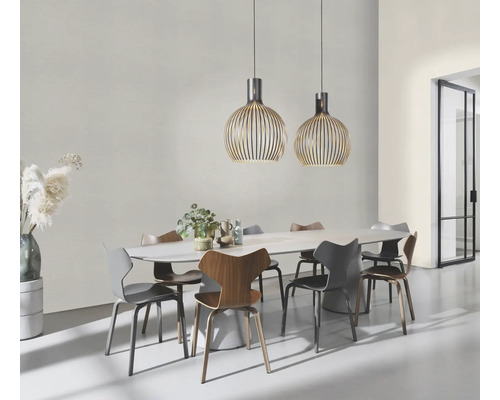 Matsal med matbord, stolar och två hängande trälampor