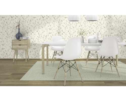 Ljust rum med matbord, stolar och blommig tapet