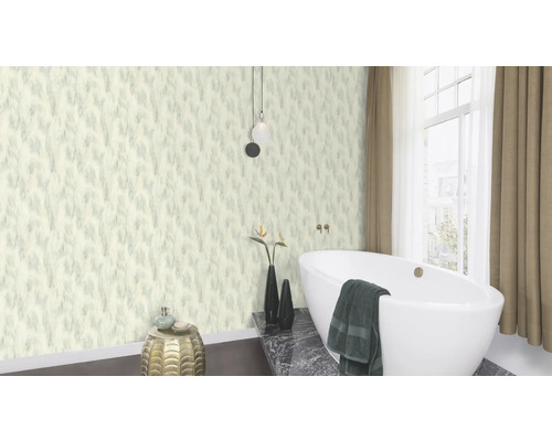 Badrum med badkar och mönstrad tapet