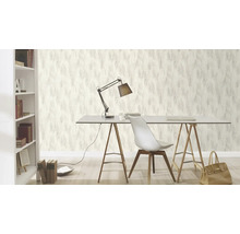 Scen av ett arbetsrum med tapet med fjäderdesign, skrivbord, lampa och bokhylla.