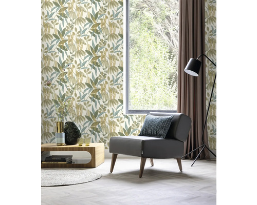 Vardagsrum med blommig tapet, fåtölj och fönster