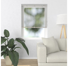 Vardagsrum med fönster och installerade persienner för ljuskontroll