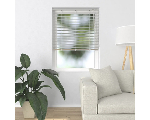 Vardagsrum med fönster och installerade persienner för ljuskontroll