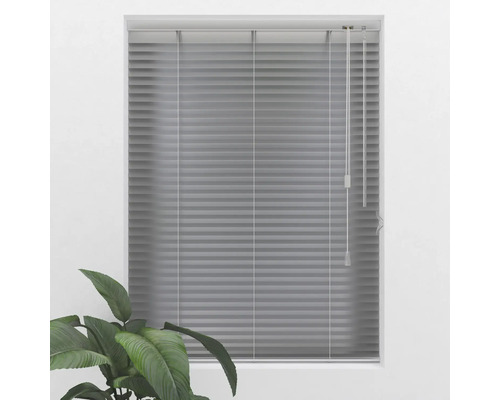 Grå persienn framför ett fönster