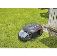 Gardena robotgräsklippare med laddstation på gräsmatta