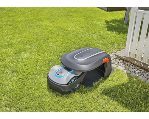 Gardena robotgräsklippare med laddstation på gräsmatta