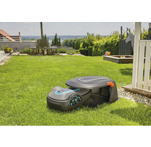Robotgräsklippare med laddstation på en gräsmatta i trädgården