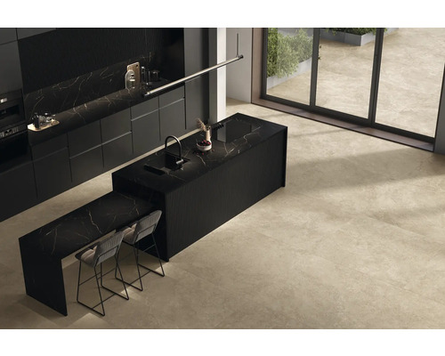 Modernt kök med köksö, bänkskivor med marmorlook och klinkergolv.