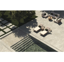 Trädgård med pool, solstolar, sittgrupp och stenplattor