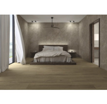 Sovrum med dubbelsäng, takfläkt och trägolv