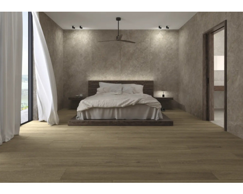 Sovrum med dubbelsäng, takfläkt och trägolv