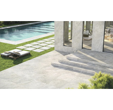 Terrass med kakel, pool och solstolar