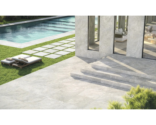 Terrass med kakel, pool och solstolar