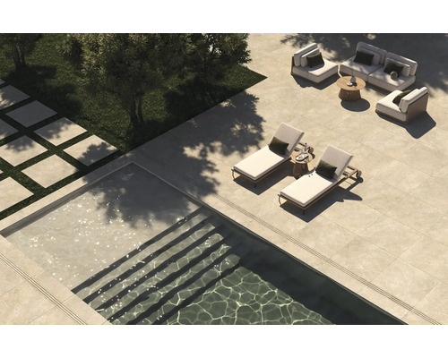 Översikt över en trädgård med pool, kakelgolv, gräsmatta och trädgårdsmöbler