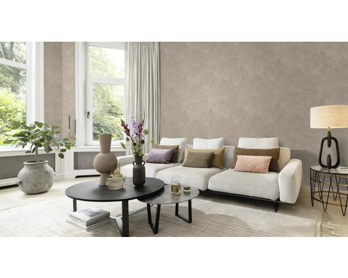 Vardagsrum med soffa, soffbord och dekoration i en ljus och vänlig design.