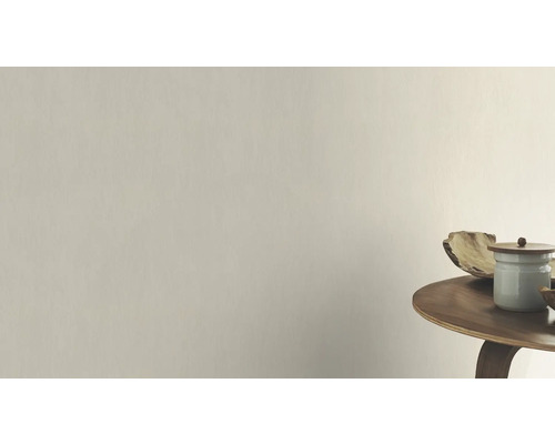 Väggdekoration med färg bredvid ett litet bord med dekoration