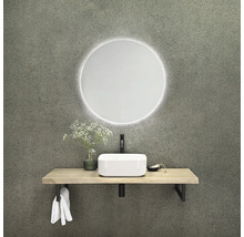 Badrumsdesign med rund spegel med belysning, tvättställsskål och träbord