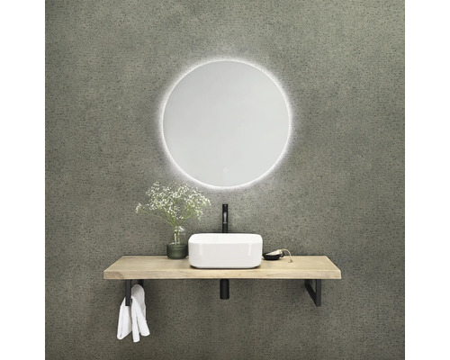 Badrumsdesign med rund spegel med belysning, tvättställsskål och träbord