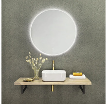 Badrum med rund spegel, tvättställsskål och trähylla