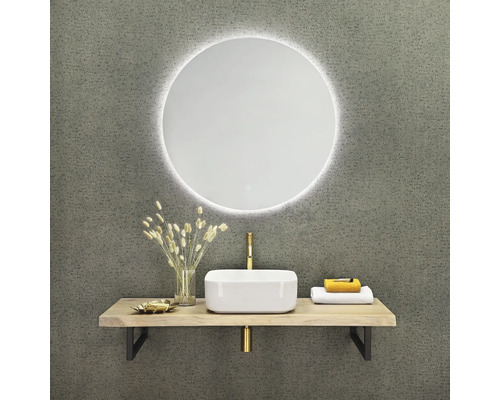 Badrum med rund spegel, tvättställsskål och trähylla