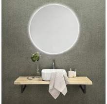 Badrumsdesign med rund spegel, handfat, armatur och hylla