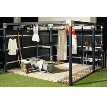 Exempel på trädgårdsdesign med badkar, träterrass och tvättlina under en pergola.
