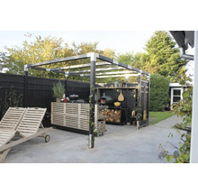 Trädgårdsscen med grillplats, pizzaugn och solstolar under en pergola