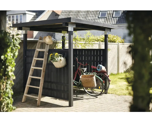 Övertäckt förvaringsplats med stege, korg och cykel i trädgården