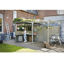 Trädgårdsscen med träpaviljong, arbetsyta, stege och cykel