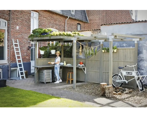 Trädgårdsscen med träpaviljong, arbetsyta, stege och cykel