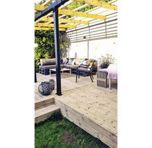 Uteplats med träterrass, loungemöbler av lastpallar och en pergola