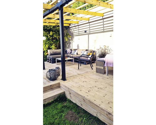 Uteplats med träterrass, loungemöbler av lastpallar och en pergola
