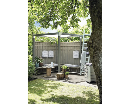 Trädgårdslounge med pergola, trävägg och sittplatser utomhus