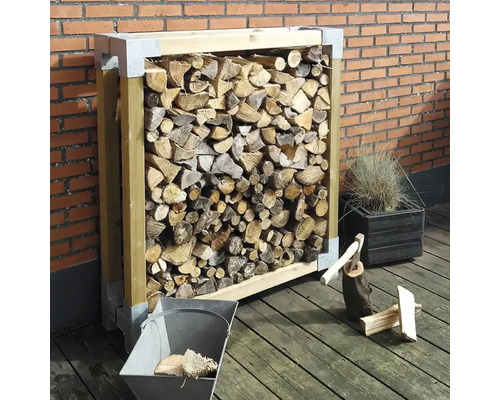 Vedförvaring av trä och metall, fylld med ved